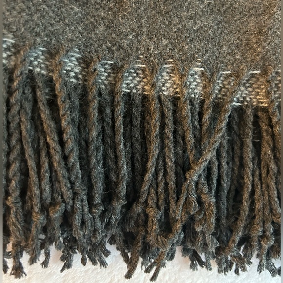 H&M Dark Gray Poncho with Fringe. One Size - Picture 5 of 7